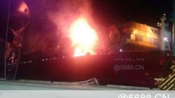 中遠(yuǎn)超大型集裝箱船撞上橋吊后果很嚴(yán)重:著火了